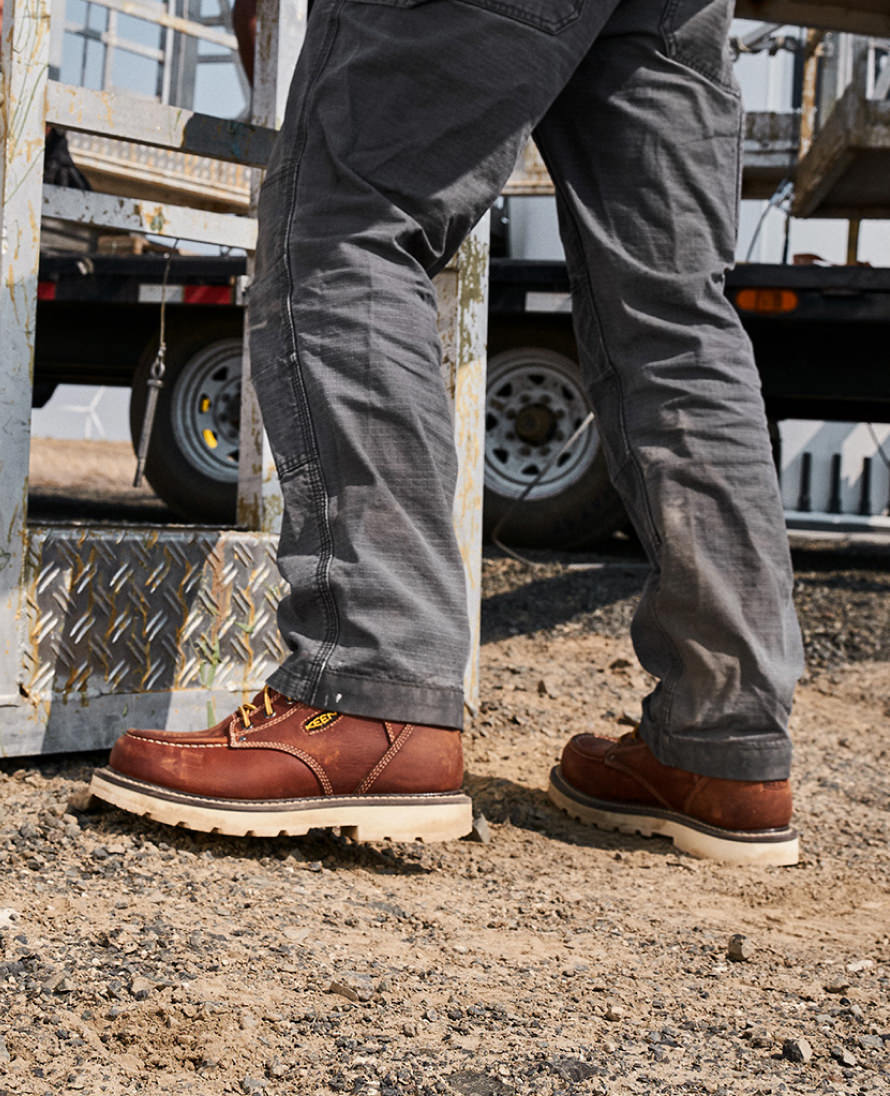 Keen | Men's Cincinnati 6" Waterproof 90° Heel Boot (Carbon Toe) Tuscan Red/Sandshell