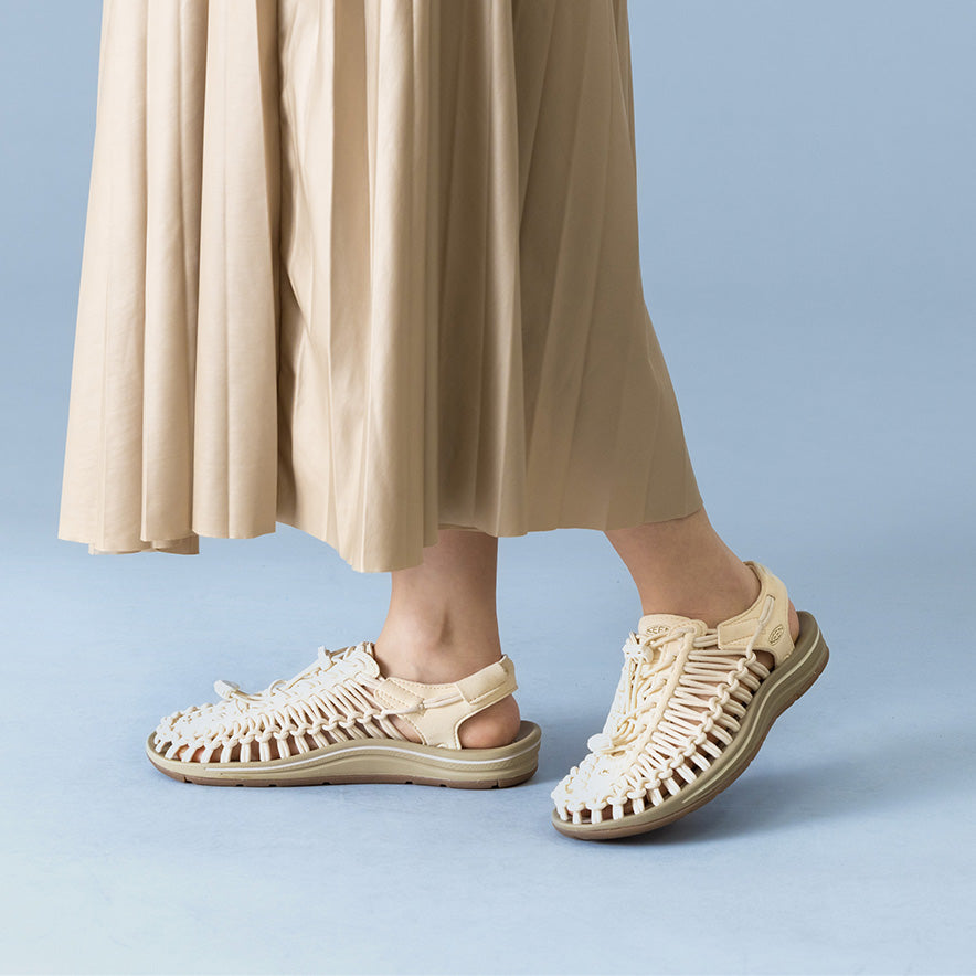 Keen Online | Women's UNEEK Sneaker Lily Pad/Peach Fuzz