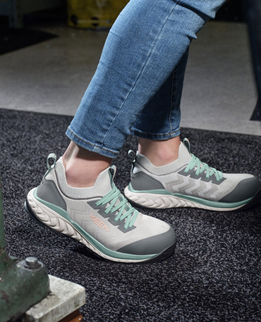 Keen Near Me | Women's Arvada Shift Work Sneaker (Carbon Toe) Steel Grey/Granite Green