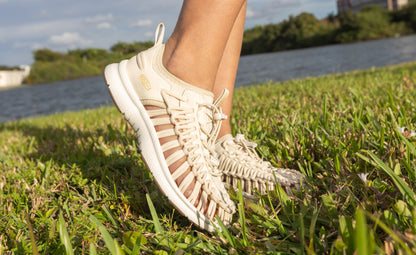 Keen Online | Women's UNEEK O3 Sneaker Sandal Birch/Star White